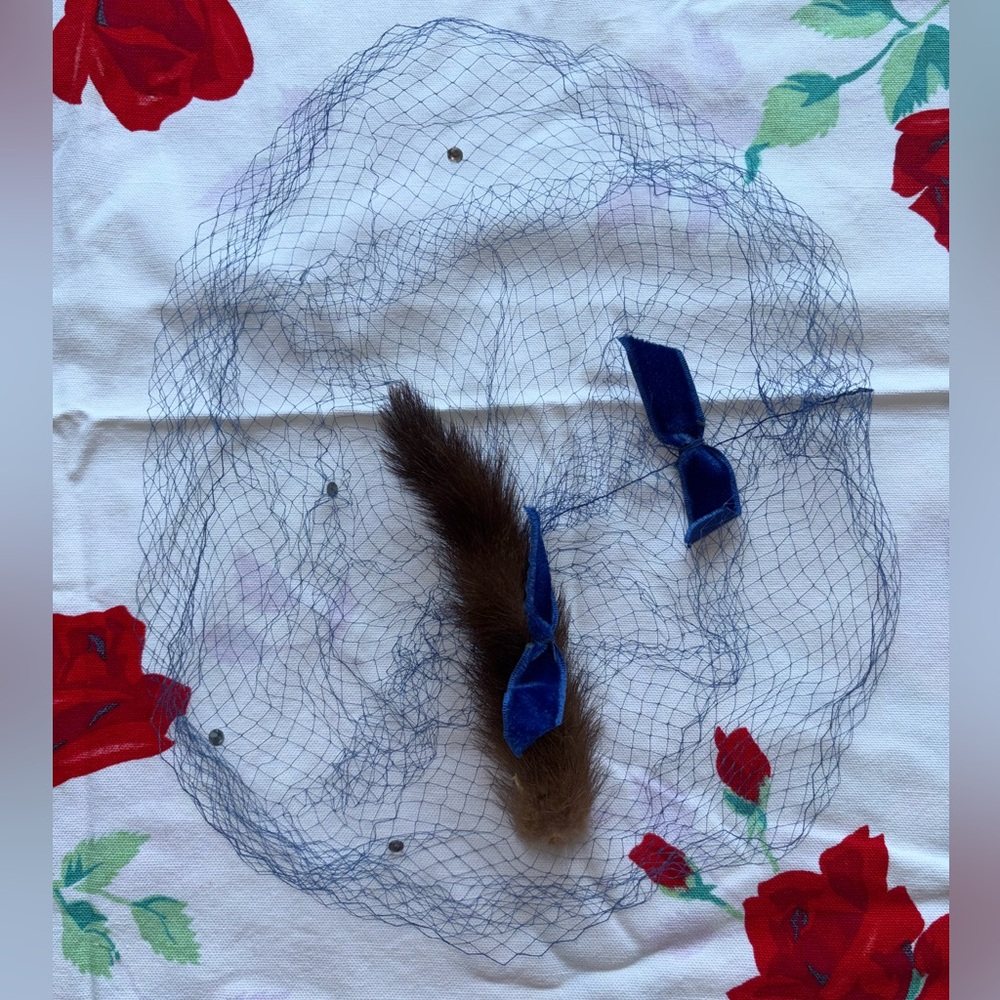 Vintage hat w/ royal blue/turquoise feathers & netting - Picture 8 of 13